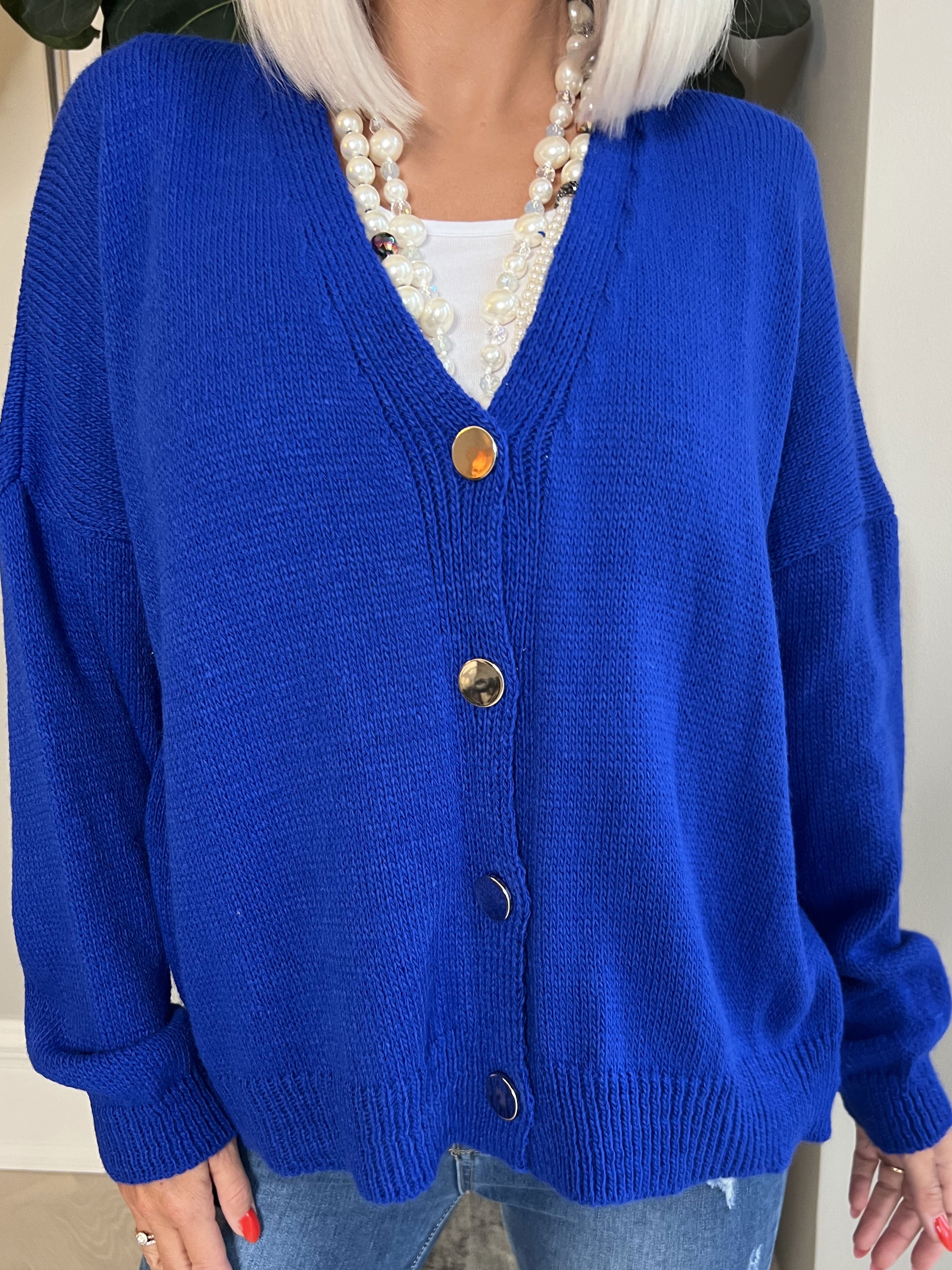 Susana - Kort strikcardigan med skinnende knapper